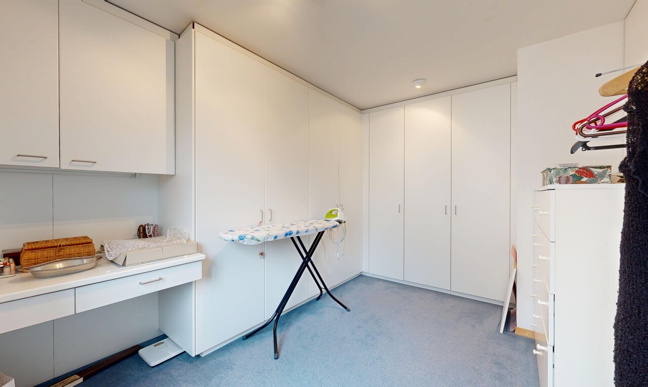 chambre avec moquette, carpet, et inside property