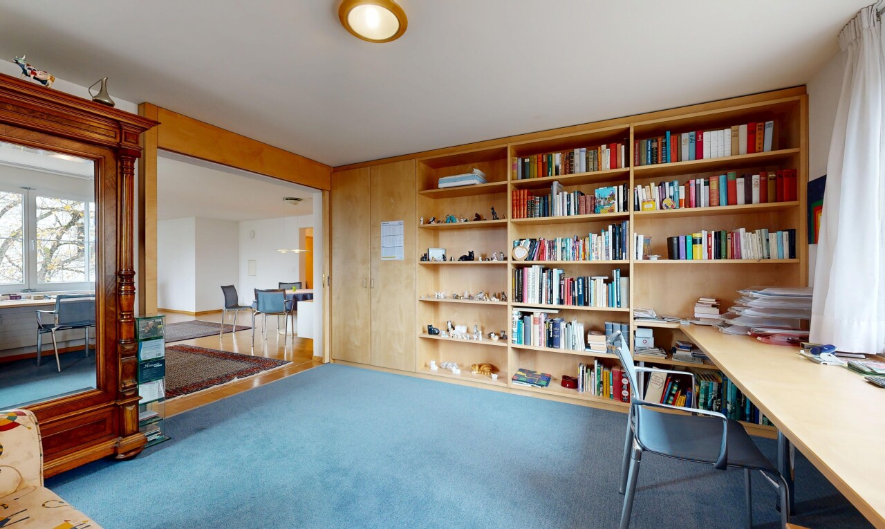 bureau avec inside property, natural light, lumière naturelle, carpet, et moquette