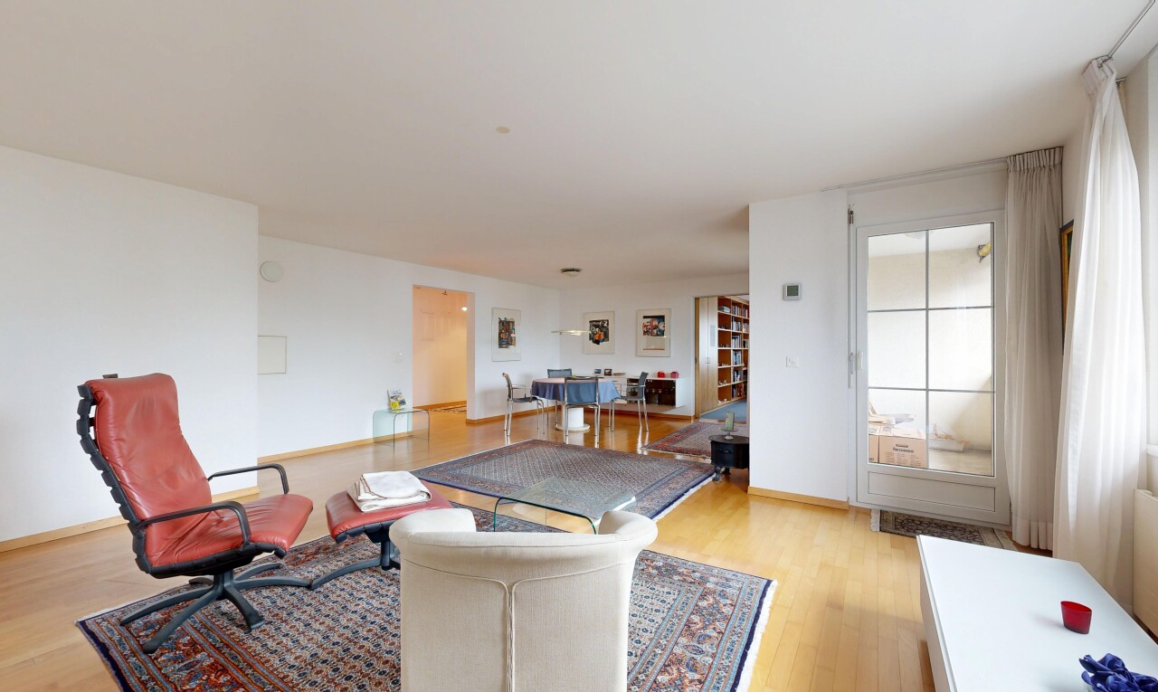 salon avec wood finish floor, sol en finition bois, drywall, cloison sèche, et inside property