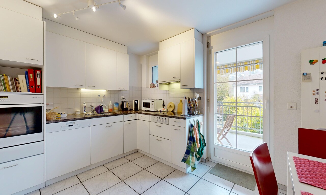 cuisine avec backsplash, dosseret, natural light, lumière naturelle, et four