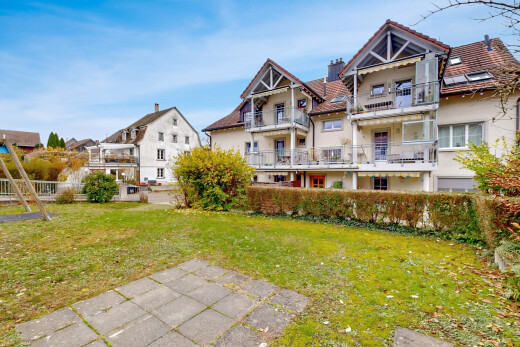 außenansicht mit leeres grundstück, day time, schornstein, rasen, und zaun