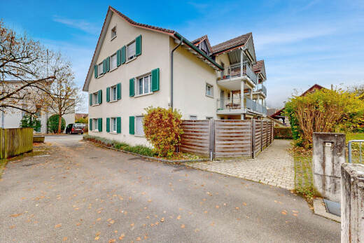 außenansicht mit zaun, property visible, day time, und stuckverkleidung