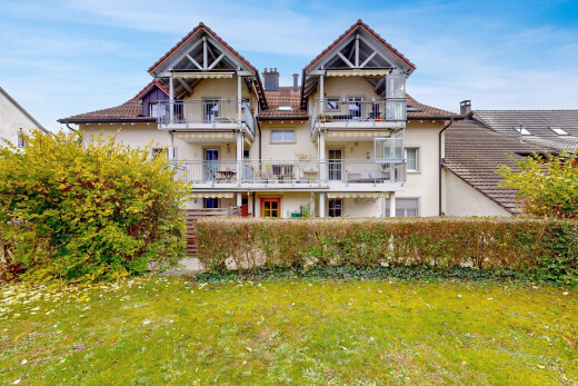 außenansicht mit rasen, property visible, stuckverkleidung, day time, und balkon
