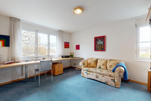 wohnzimmer mit gipskartonwand, drywall, bürobereich, teppich, und carpet