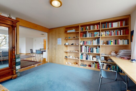 büro mit inside property, natural light, natürliches licht, carpet, und teppich