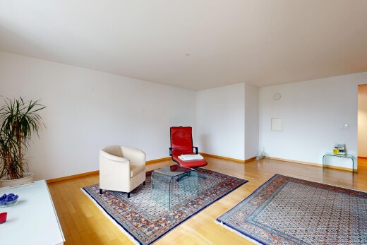 salon avec cloison sèche, drywall, inside property, sol en finition bois, et wood finish floor