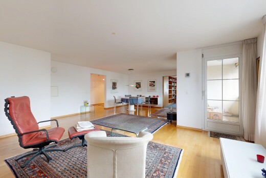 salon avec wood finish floor, sol en finition bois, drywall, cloison sèche, et inside property