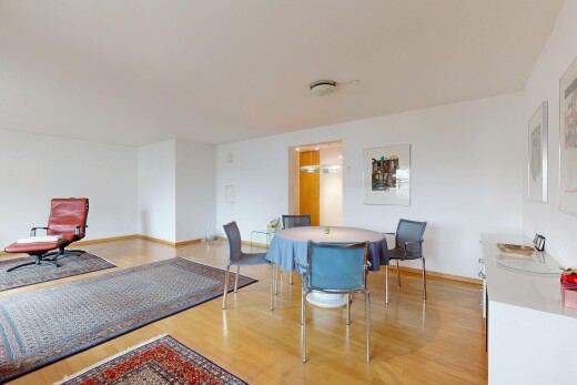 wohn- / esszimmer mit wood finish floor, holzfußboden, drywall, gipskartonwand, und inside community