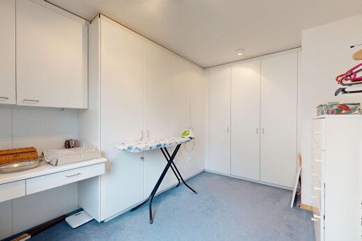 chambre avec moquette, carpet, et inside property