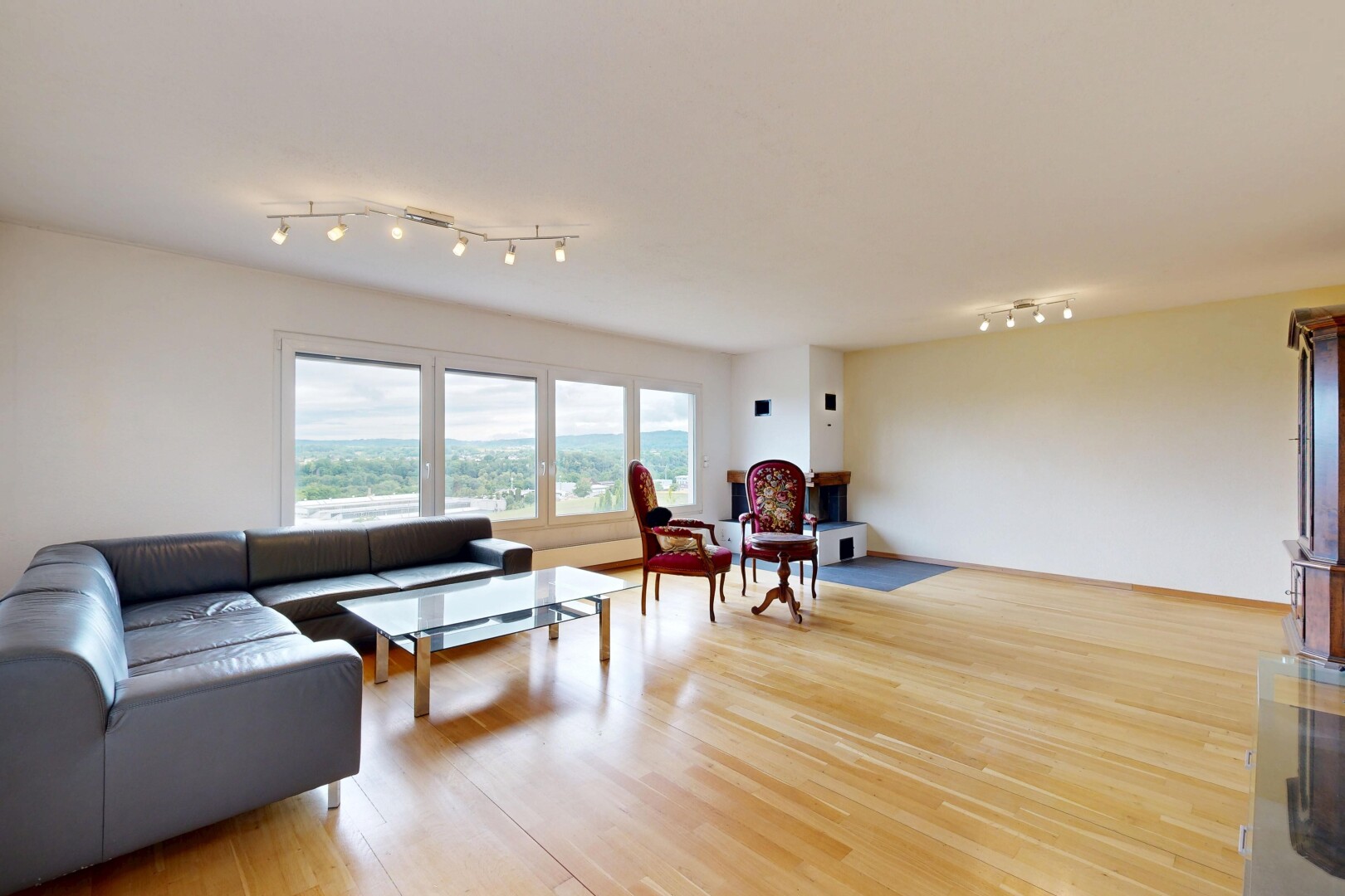 wohnzimmer mit inside property, holzfußboden, wood finish floor, gipskartonwand, und drywall