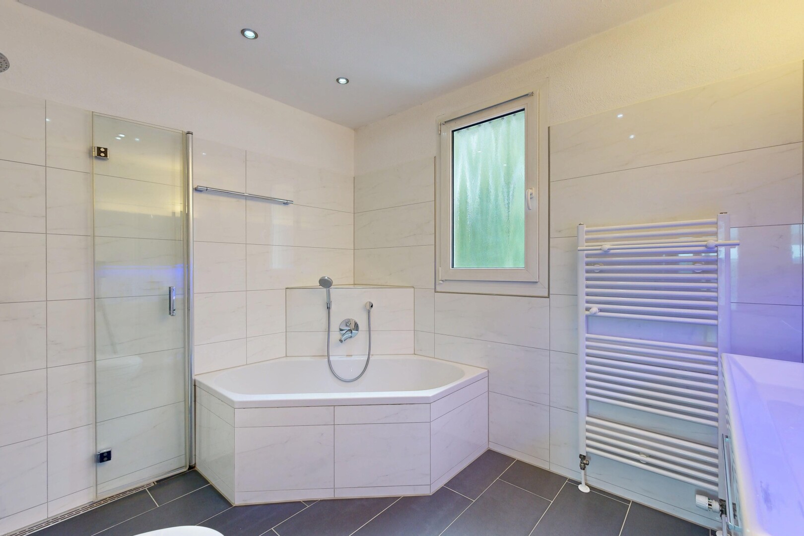 bad mit handtuchwärmer, komplettes badezimmer, bad, kühler, und dusche