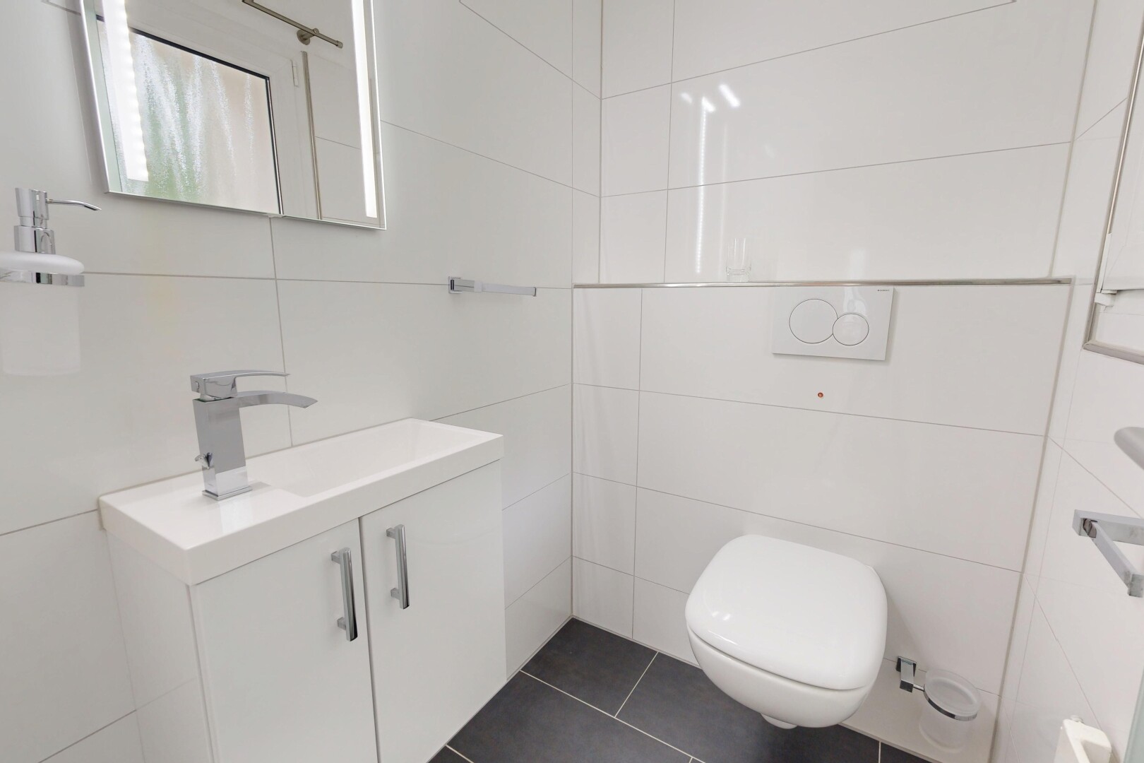 bad mit tile wall, fliesenwand, dark floor, spiegel, und inside property