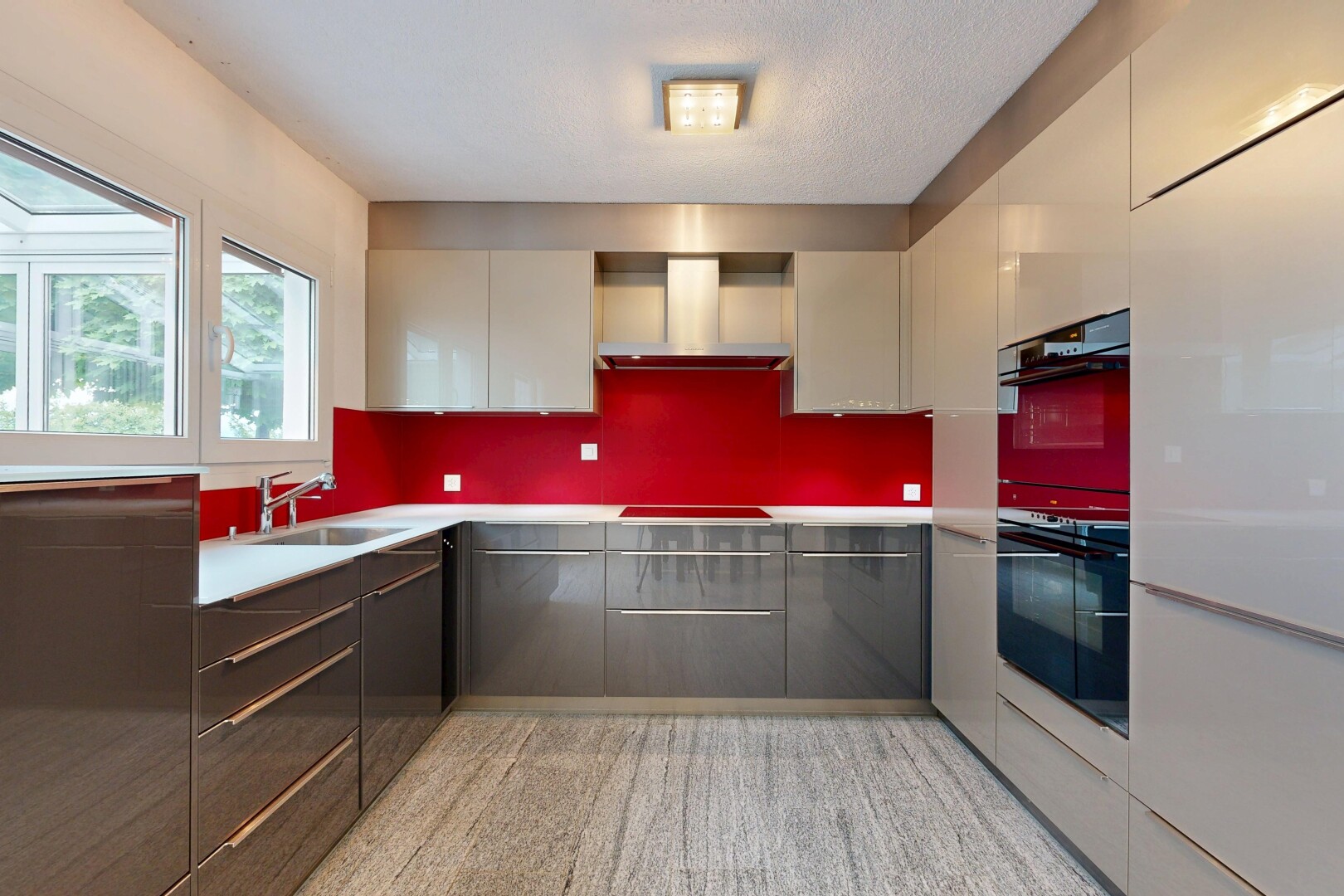 küche mit dunstabzugshaube, two tone kitchen, inside property, doppel backofen, und waschbecken