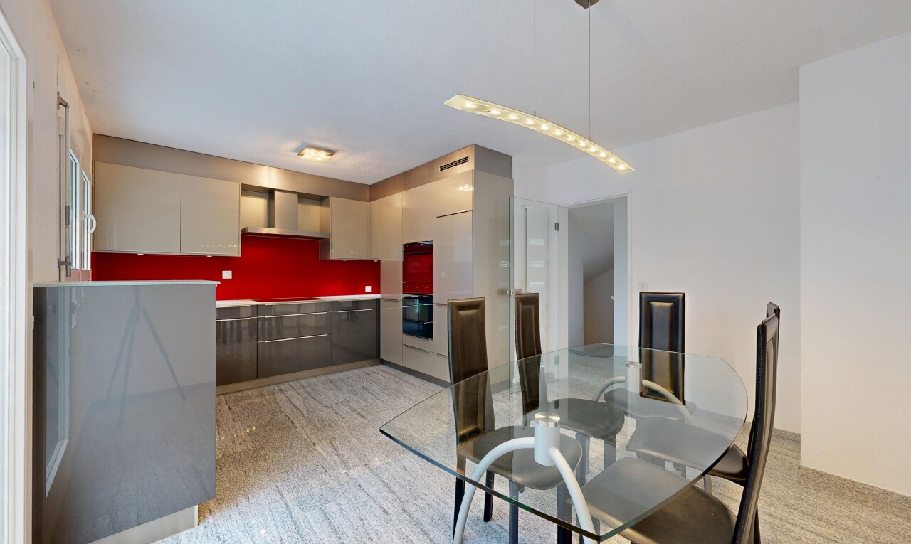 küche mit dunstabzugshaube, inside property, arbeitsplatten, light countertops, und gipskartonwand