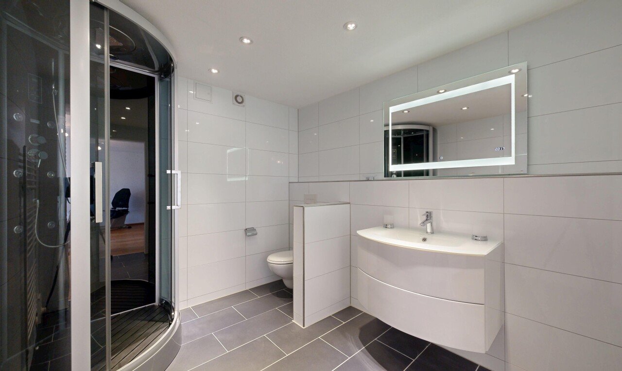 bad mit komplettes badezimmer, schminktisch, fliesenwand, tile wall, und fliesenboden