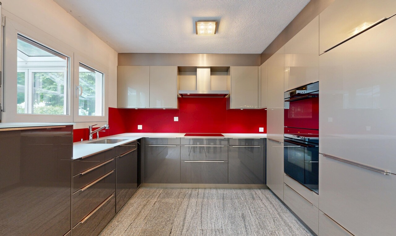 küche mit dunstabzugshaube, two tone kitchen, inside property, doppel backofen, und waschbecken