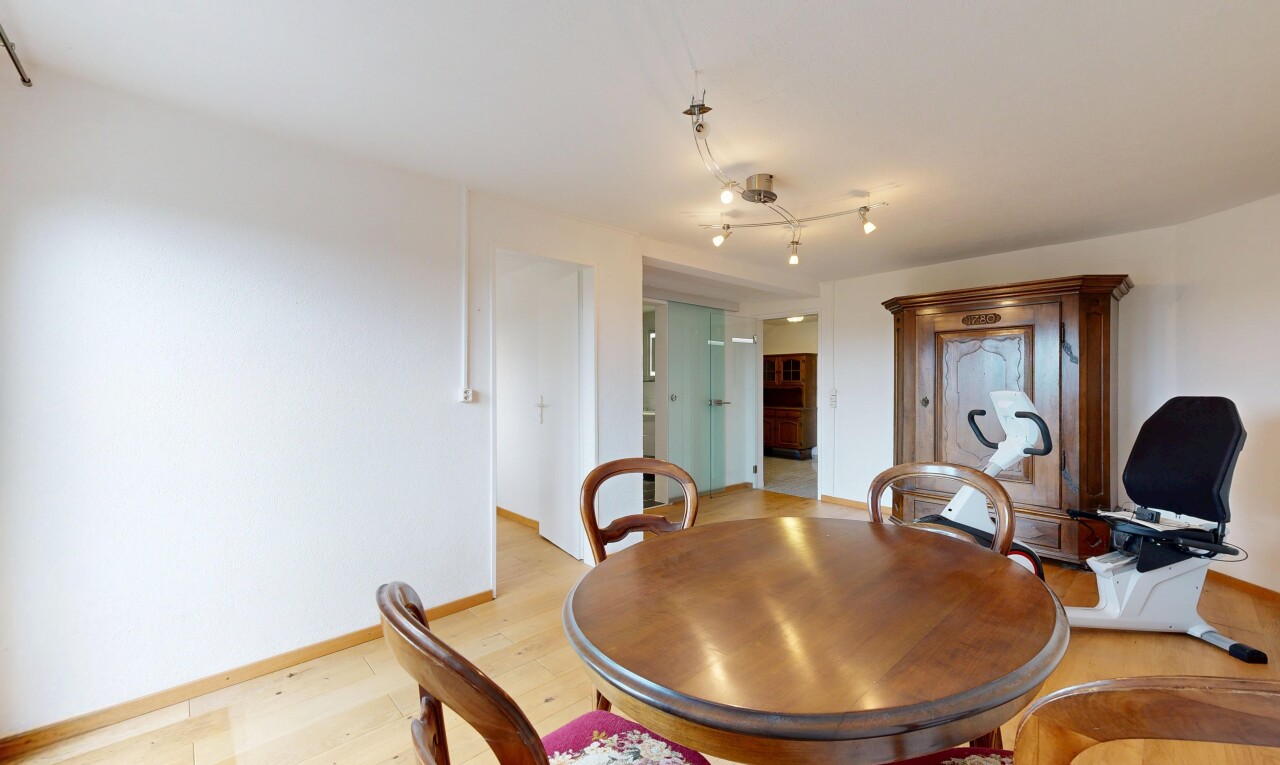 esszimmer mit drywall, gipskartonwand, wood finish floor, holzfußboden, und inside property