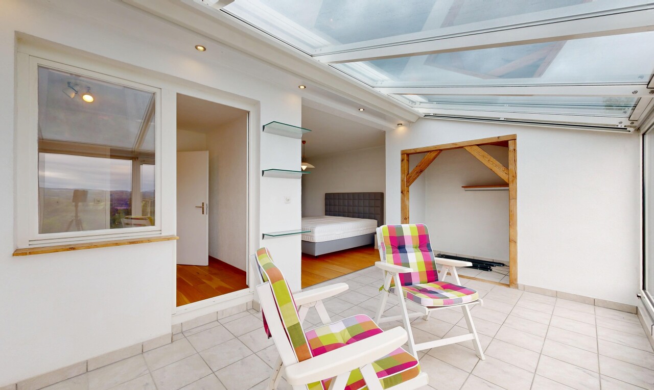 zimmer / schlafzimmer mit gipskartonwand, drywall, light floor, dachschräge, und vaulted ceiling