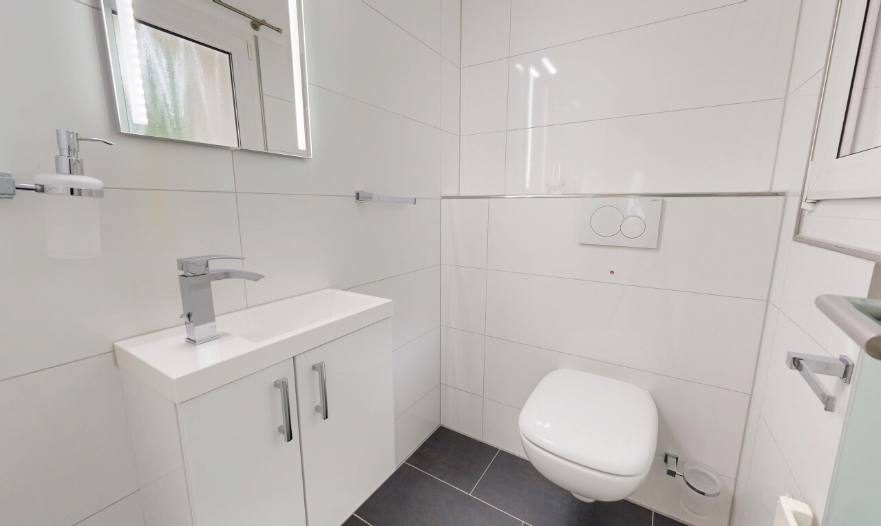 bad mit tile wall, fliesenwand, dark floor, spiegel, und inside property