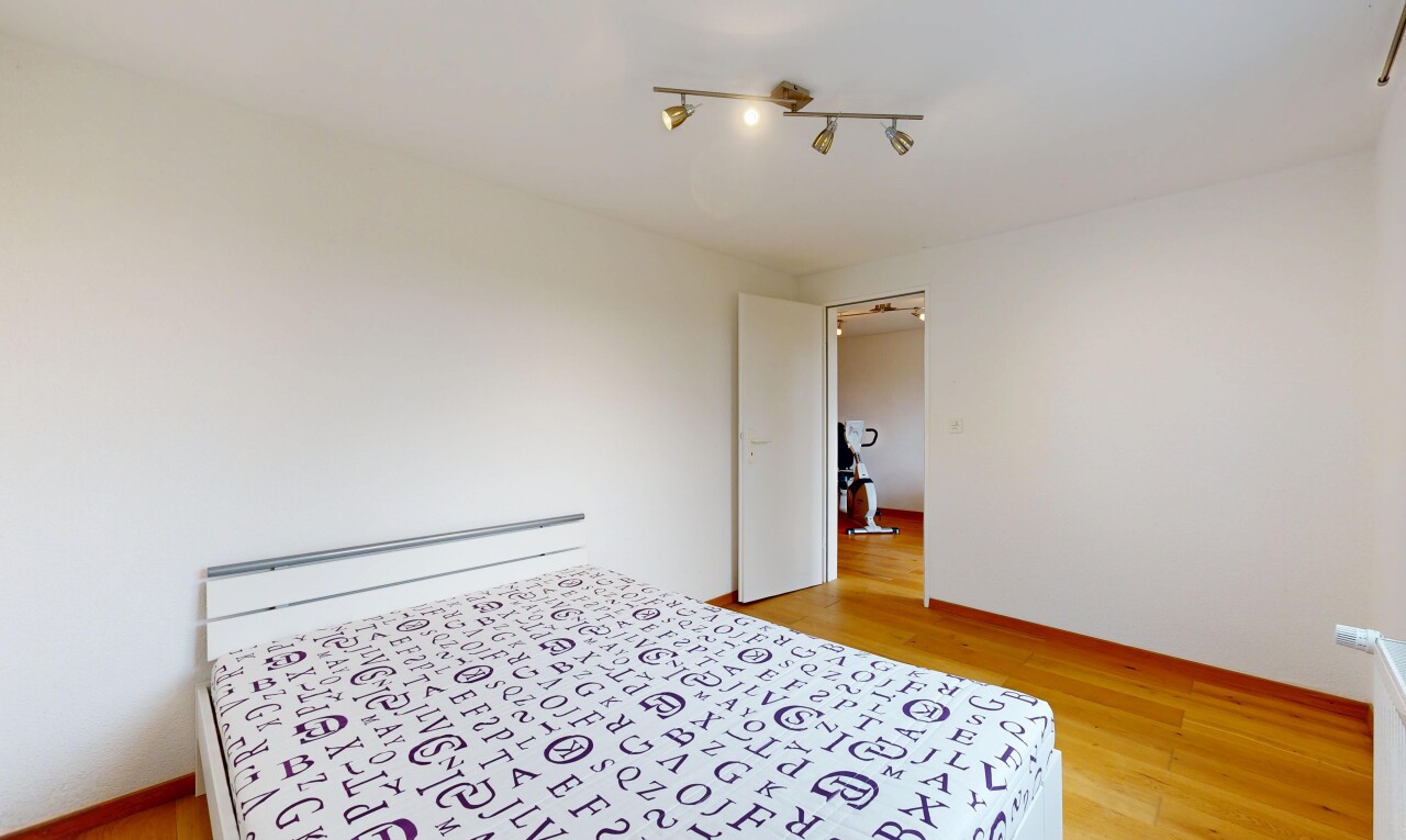 zimmer / schlafzimmer mit light floor, wood finish floor, holzfußboden, inside property, und drywall