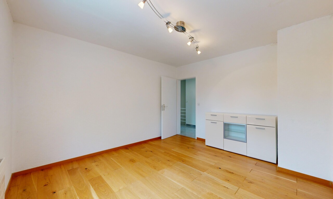leerer raum mit light floor, gipskartonwand, drywall, inside property, und holzfußboden