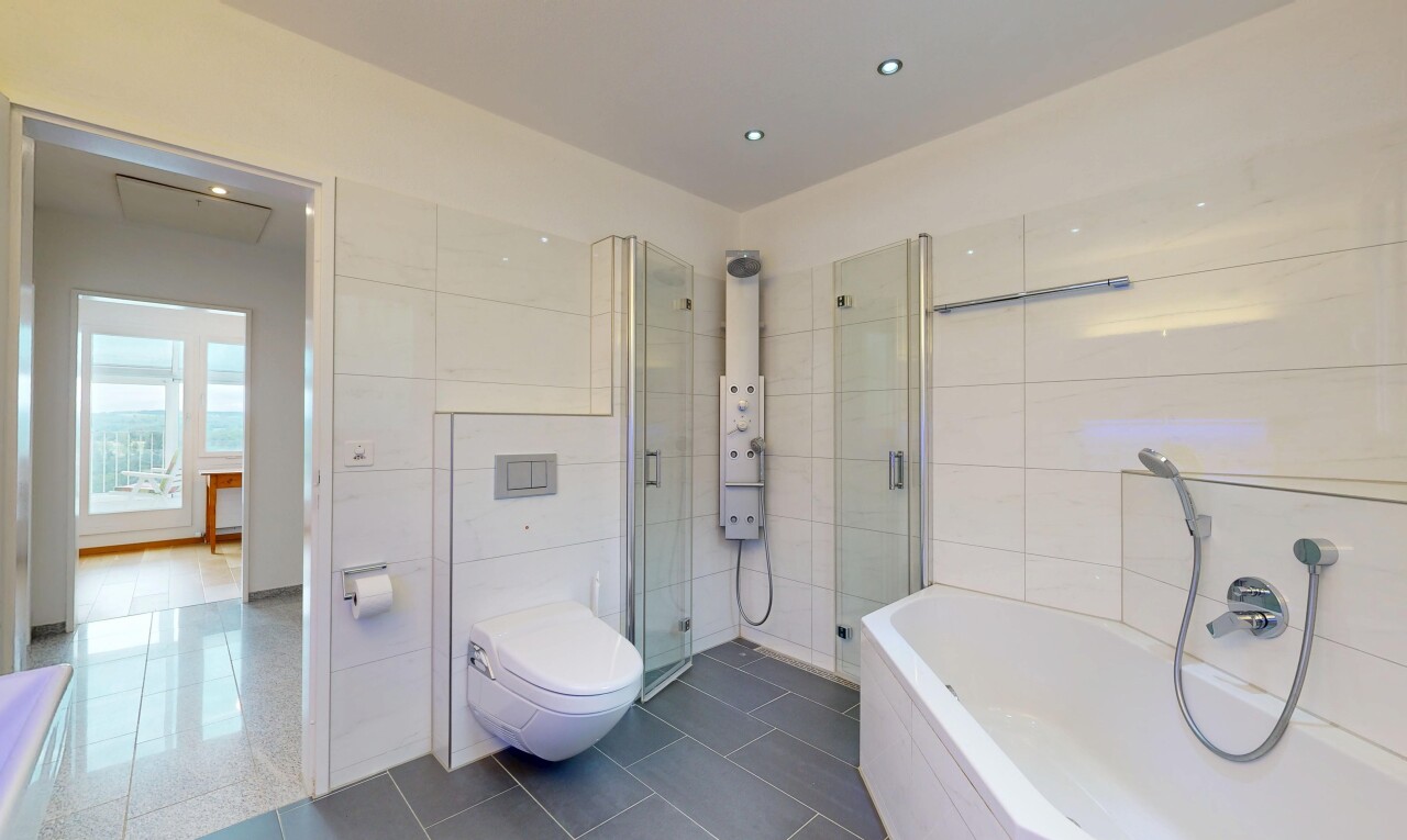 bad mit bad, komplettes badezimmer, dusche, inside property, und dark floor