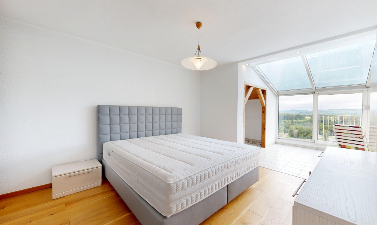 zimmer / schlafzimmer mit inside property, gipskartonwand, drywall, natürliches licht, und natural light