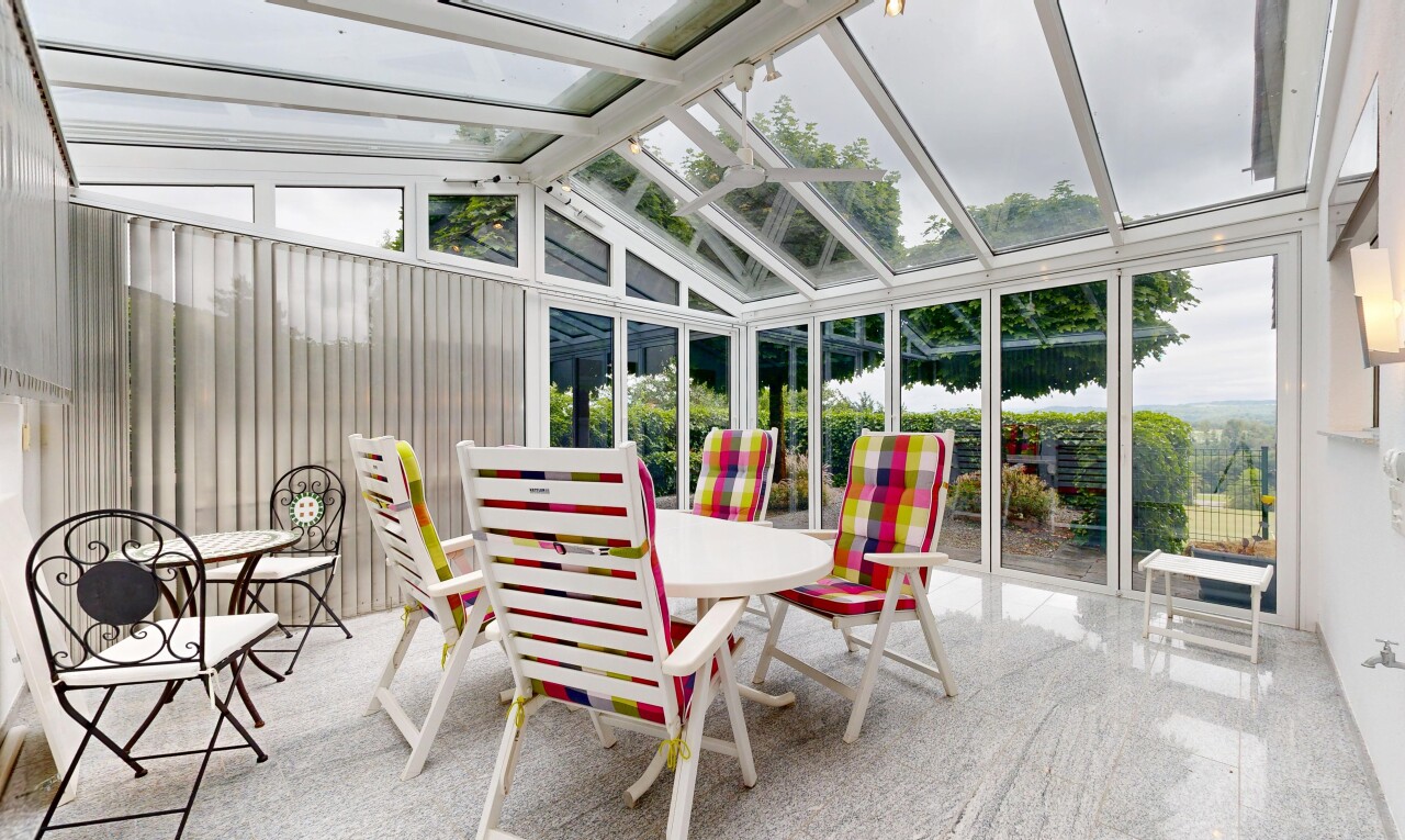esszimmer mit floor ceiling windows, bodendeckenfenster, wintergarten, cathedral ceiling, und kathedralendecke