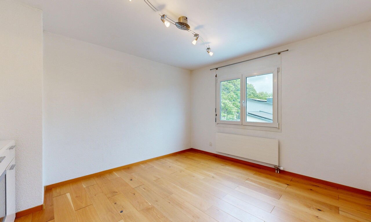 leerer raum mit inside property, kühler, wood finish floor, holzfußboden, und drywall