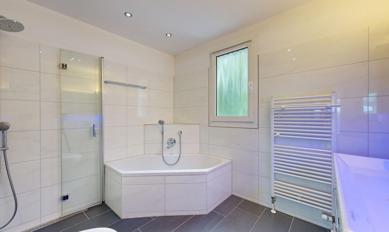 bad mit handtuchwärmer, komplettes badezimmer, bad, kühler, und dusche