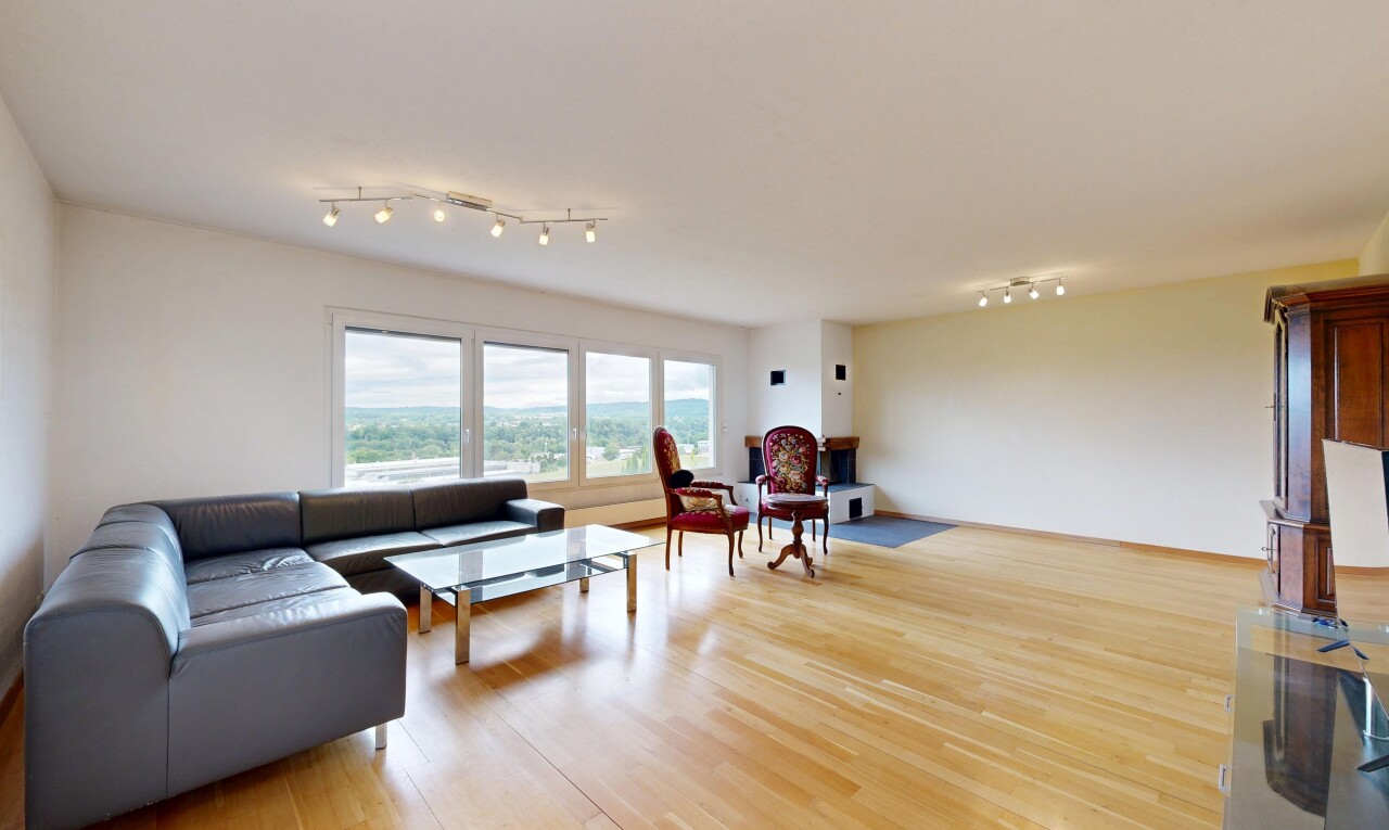 wohnzimmer mit inside property, holzfußboden, wood finish floor, gipskartonwand, und drywall
