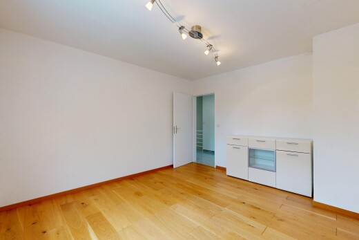 leerer raum mit light floor, gipskartonwand, drywall, inside property, und holzfußboden
