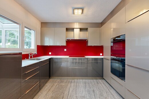 küche mit dunstabzugshaube, two tone kitchen, inside property, doppel backofen, und waschbecken