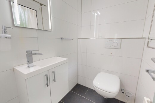 bad mit tile wall, fliesenwand, dark floor, spiegel, und inside property