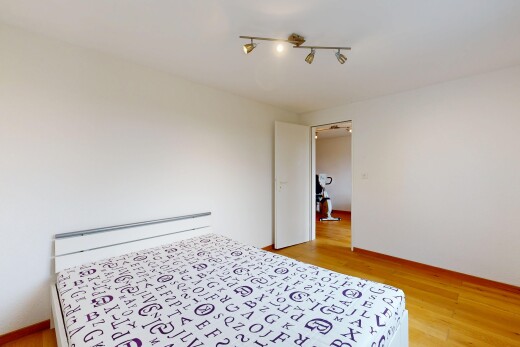 zimmer / schlafzimmer mit light floor, wood finish floor, holzfußboden, inside property, und drywall