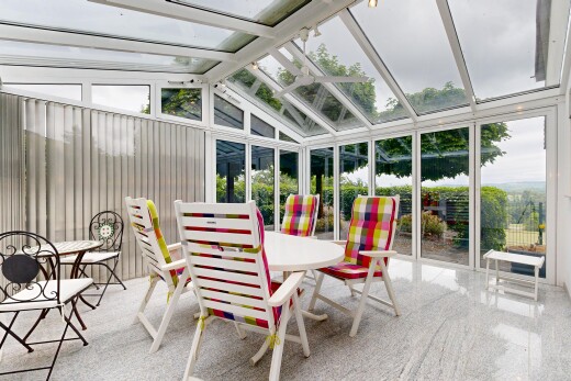 esszimmer mit floor ceiling windows, bodendeckenfenster, wintergarten, cathedral ceiling, und kathedralendecke
