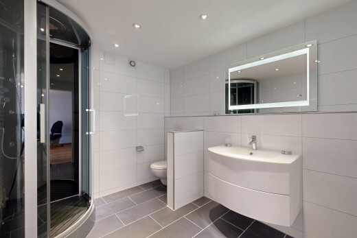 bad mit komplettes badezimmer, schminktisch, fliesenwand, tile wall, und fliesenboden