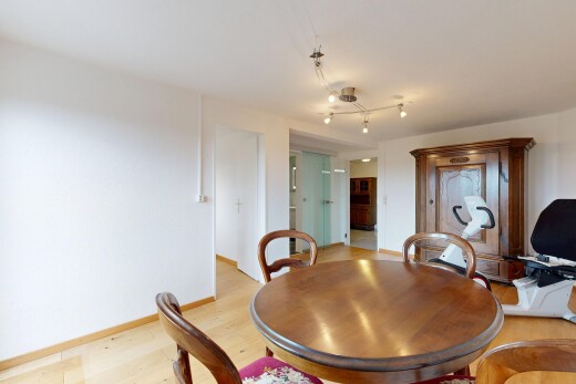 esszimmer mit drywall, gipskartonwand, wood finish floor, holzfußboden, und inside property