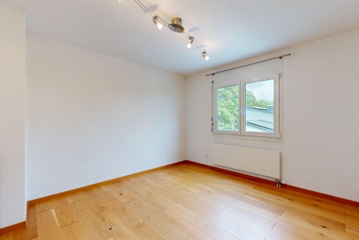 leerer raum mit inside property, kühler, wood finish floor, holzfußboden, und drywall
