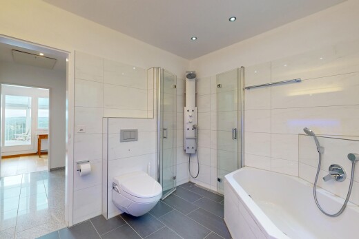 bad mit bad, komplettes badezimmer, dusche, inside property, und dark floor