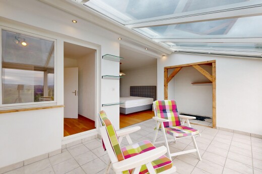 zimmer / schlafzimmer mit gipskartonwand, drywall, light floor, dachschräge, und vaulted ceiling