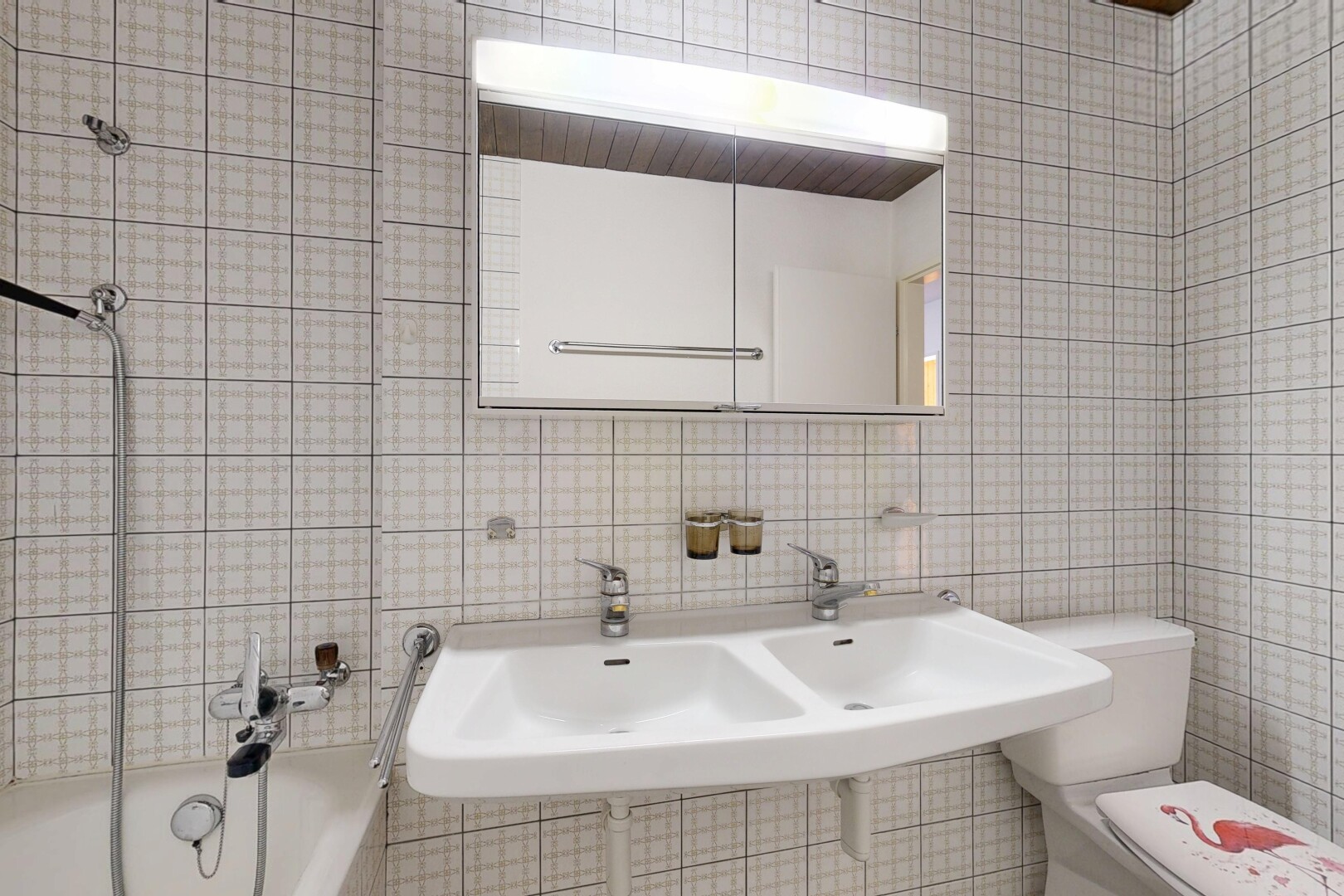 salle de bains avec tile wall, mur en carrelage, miroir, inside property, et salle de bain complète