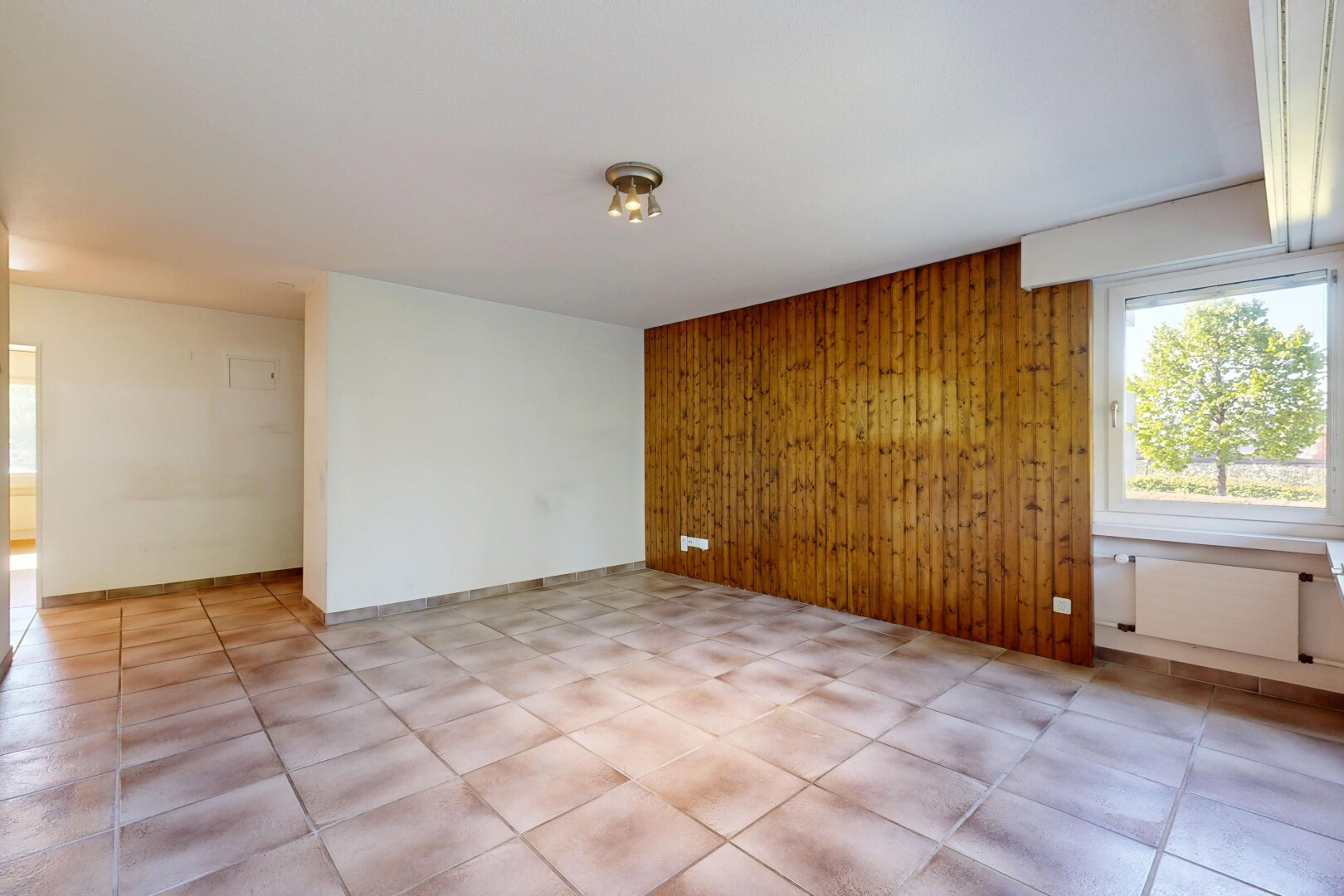 pièce vide avec natural light, lumière naturelle, wood wall, mur en bois, et inside property