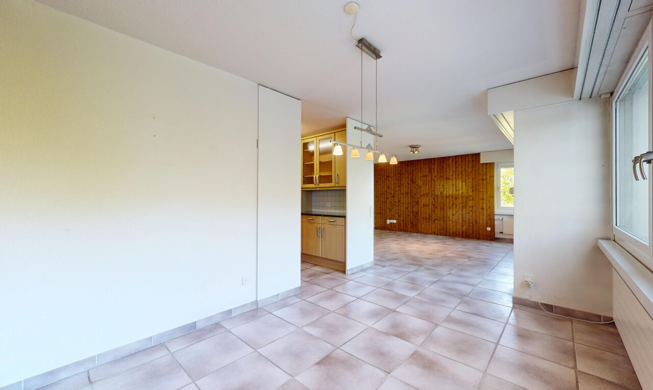 pièce vide avec light floor, lumière naturelle, natural light, inside property, et mur en bois