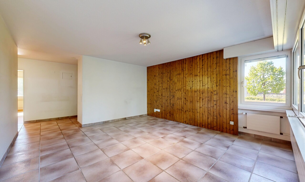 pièce vide avec natural light, lumière naturelle, wood wall, mur en bois, et inside property