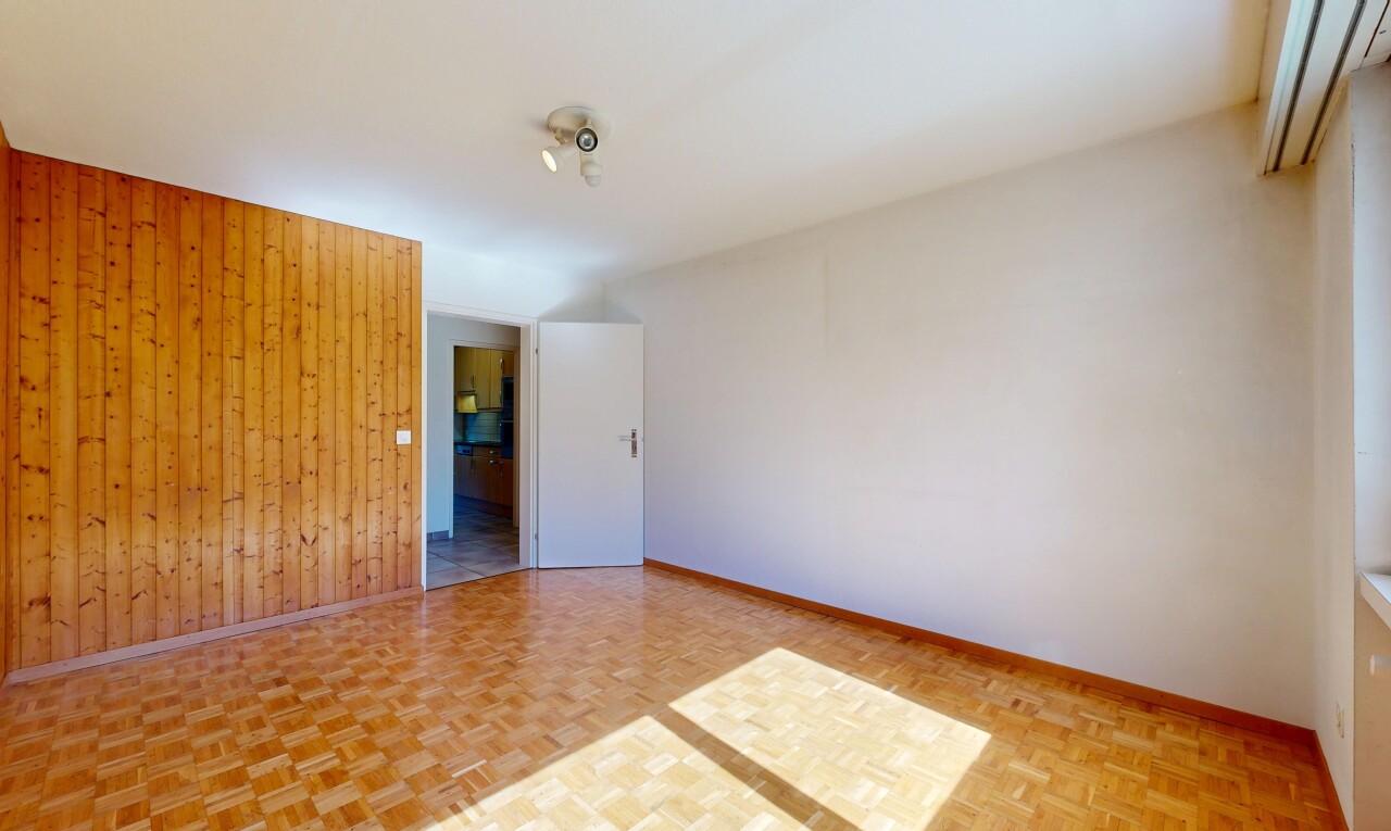 pièce vide avec wood wall, mur en bois, parquet floor, wood finish floor, et sol en finition bois