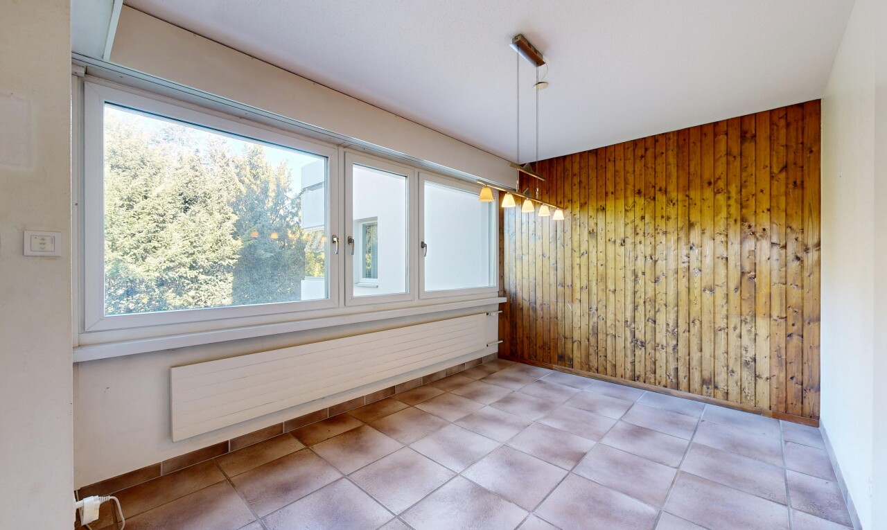 pièce vide avec wood wall, mur en bois, radiateur, inside property, et natural light