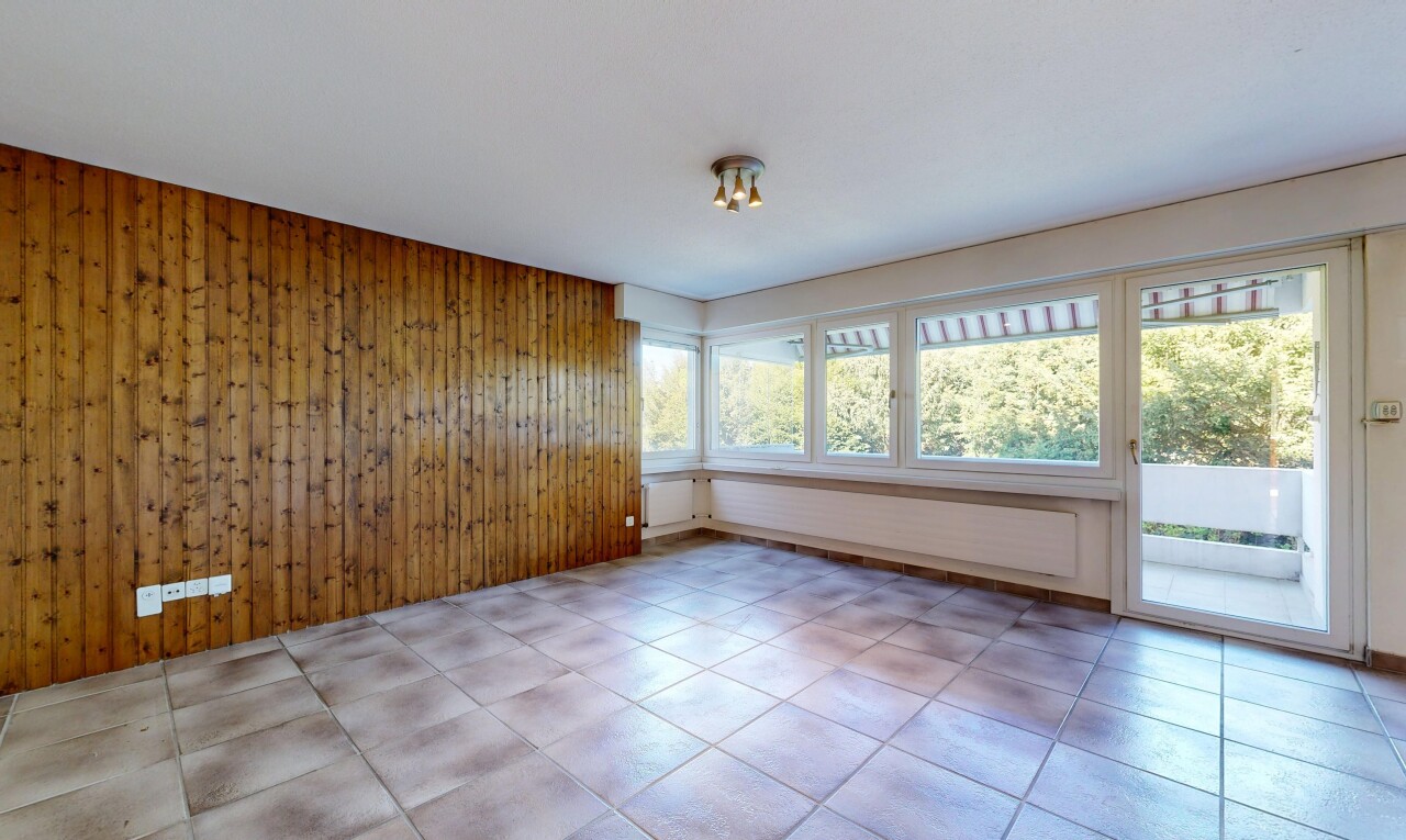 pièce vide avec inside property, natural light, lumière naturelle, wood wall, et mur en bois