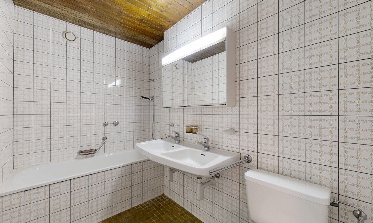 salle de bains avec tile wall, mur en carrelage, miroir, inside property, et salle de bain complète