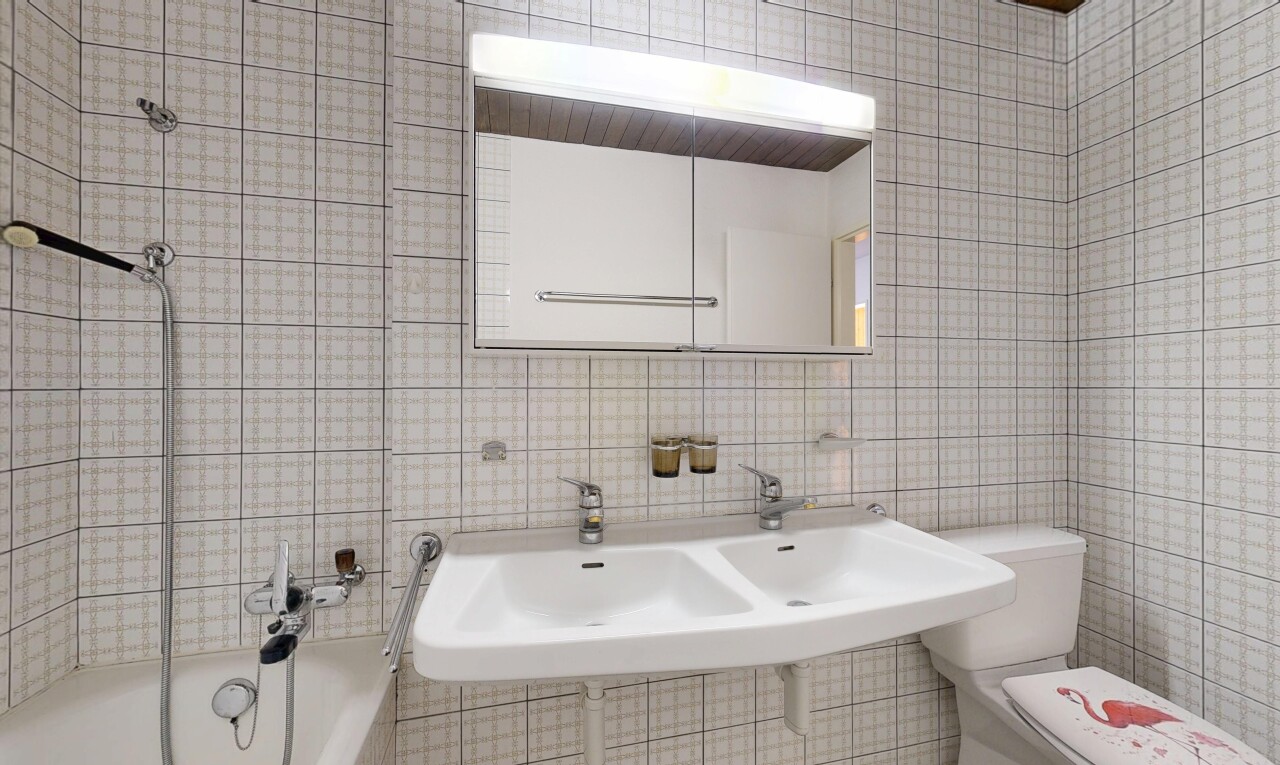 salle de bains avec tile wall, mur en carrelage, miroir, inside property, et salle de bain complète